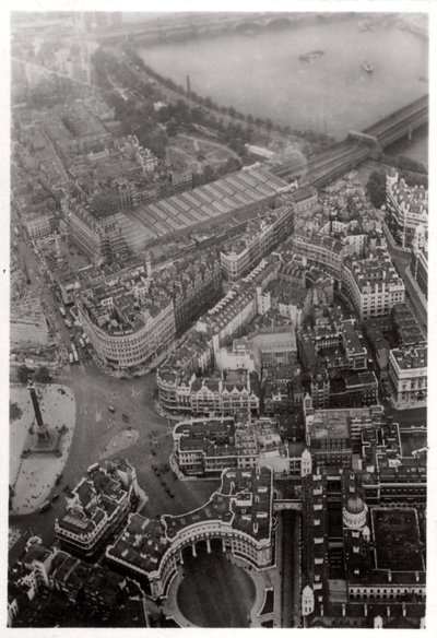 Vista aérea de Trafalgar Square, Londres, desde un Zeppelin, 1931, 1933 de Unbekannt
