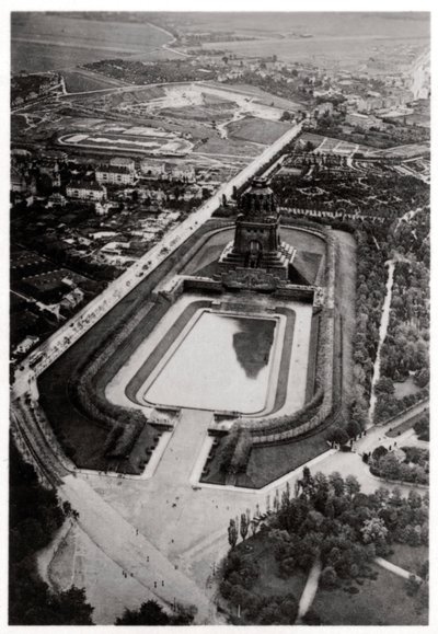 Vista aérea del Monumento a la Batalla de las Naciones, Leipzig, Alemania, desde un zepelín, c1931 1933 de Unbekannt