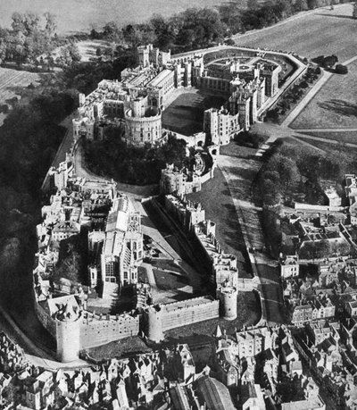 Vista aérea del Castillo de Windsor, con la Capilla de San Jorge en primer plano, 1935 de Unbekannt