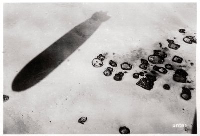 Vista aérea de un asentamiento en el desierto, con una sombra proyectada por un Zeppelin, 1931 1933 de Unbekannt