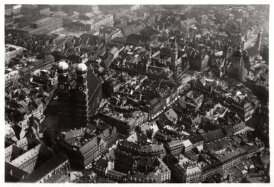 Vista aérea de la Frauenkirche, Múnich, Alemania, desde un zepelín, c1931 1933 de Unbekannt