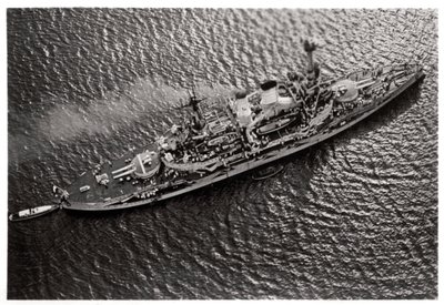 Vista aérea del acorazado alemán SMS Schlesien, desde un Zeppelin, c. 1931-1933 de Unbekannt