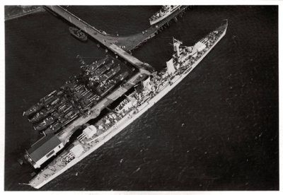 Vista aérea del crucero ligero alemán Karlsruhe, desde un Zeppelin, c1931 1933 de Unbekannt