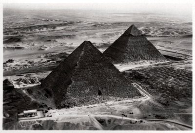Vista aérea de las Pirámides de Giza, Egipto, desde un Zeppelin de Unbekannt