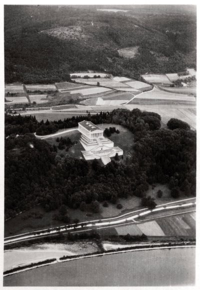 Vista aérea del Templo Walhalla, cerca de Ratisbona, Alemania, desde un zepelín, c. 1931-1933 de Unbekannt