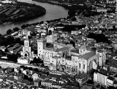 Vista aérea del Palacio de los Papas (1335-1355) y la Catedral Notre Dame des Doms (Notre-Dame-des-Doms) (siglo XII). Aviñón, Vaucluse de Unbekannt