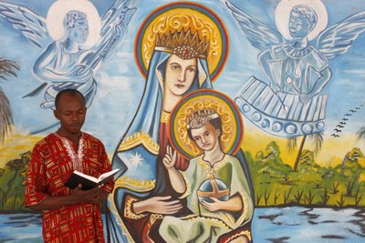 Hombre africano leyendo la biblia, Togo Ville, Togo de Unbekannt