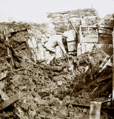 Secuelas de un proyectil, un soldado en el cráter, c1914-c1918 de Unbekannt