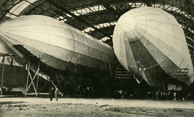 Dirigibles en hangar, Primera Guerra Mundial, 1914, c. 1920 de Unbekannt