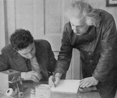 Albert Einstein, matemático y físico germano-suizo-estadounidense, con un estudiante de Unbekannt