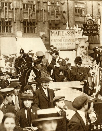 Alcock y Brown... después del primer vuelo transatlántico sin escalas, Londres, junio 1919, 1935 de Unbekannt