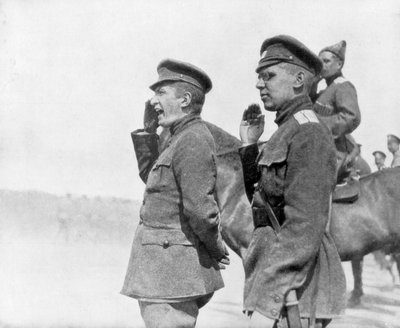 Alexander Kerensky durante una revisión de tropas rusas, Primera Guerra Mundial, 1917 de Unbekannt