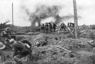 Tropas aliadas y prisioneros alemanes en la carretera de Menin, cerca de Ypres, Bélgica, 30 de octubre de 1917 de Unbekannt
