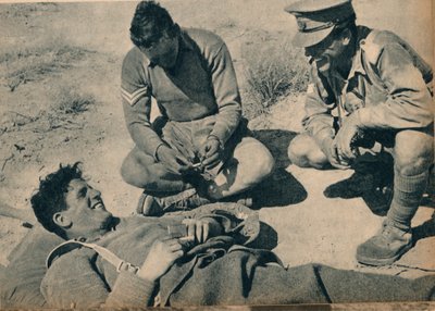 Paramédicos con un artillero antitanque herido, c1942-1944 de Unbekannt