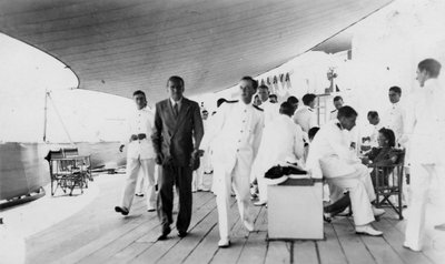 Actor y director de cine estadounidense Douglas Fairbanks, Sr a bordo del HMS Malaya, Venecia, Italia 1938 de Unbekannt