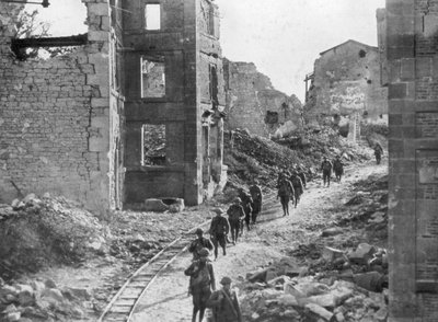 Soldados Americanos Pasando por las Ruinas de Varennes, Ofensiva Meuse-Argonne, Francia, 1918 de Unbekannt