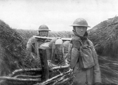 Tropas americanas en el frente entregando sopa a sus camaradas, 1917-1918 de Unbekannt