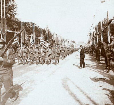 Tropas estadounidenses marchando en el desfile de la victoria, París, Francia, c1918-c1919 de Unbekannt