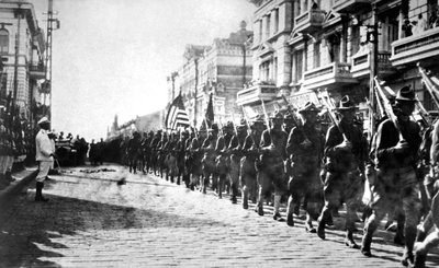 Tropas americanas desfilando en Vladivostok, Rusia, 1918 de Unbekannt