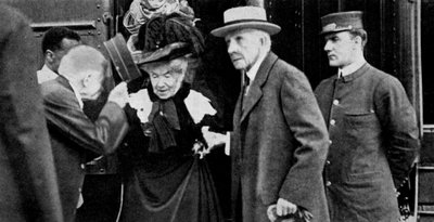 El magnate estadounidense John D. Rockefeller y su esposa llegando a Cleveland, Ohio, 1912 de Unbekannt