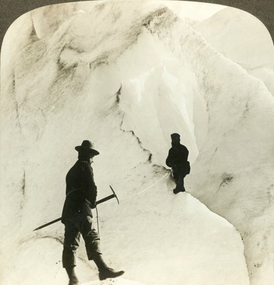 Entre montañas y grietas de hielo - enormes grietas del glaciar Brigsdal, Noruega, c. 1905 de Unbekannt