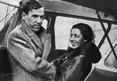 Amy Johnson, aviadora británica, a punto de partir hacia Ciudad del Cabo, 1932 de Unbekannt