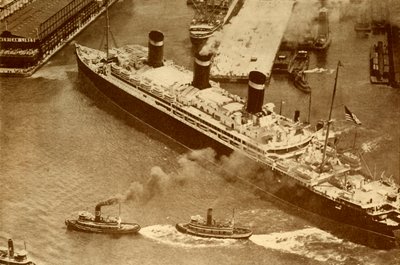Fotografía aérea del Leviathan siendo remolcado por pequeños remolcadores a su muelle en Nueva York, c1930 de Unbekannt