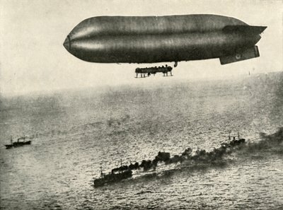 Un dirigible escoltando un convoy, 1919 de Unbekannt