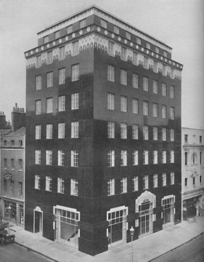 Un edificio completamente negro en Londres aliviado por un cuello de encaje blanco, c. 1935 de Unbekannt