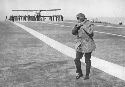 Una ocasión histórica: El Rey Eduardo quitándose el casco de vuelo, 1936 de Unbekannt