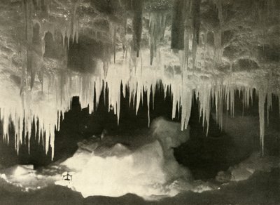 Una cueva de hielo en invierno de Unbekannt