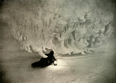 Una cueva de hielo en invierno, c1908 de Unbekannt