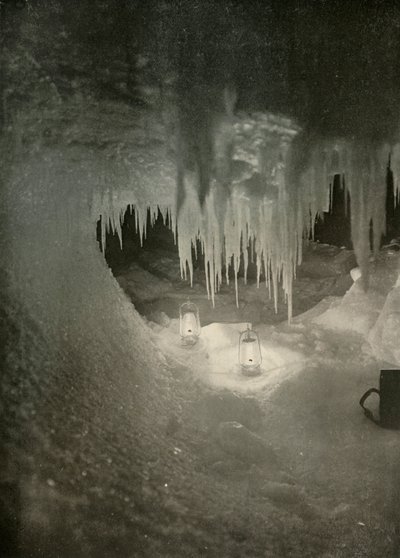 Una caverna de hielo en el invierno. Fotografiada a la luz de lámparas de huracán, c1908, 1909 de Unbekannt