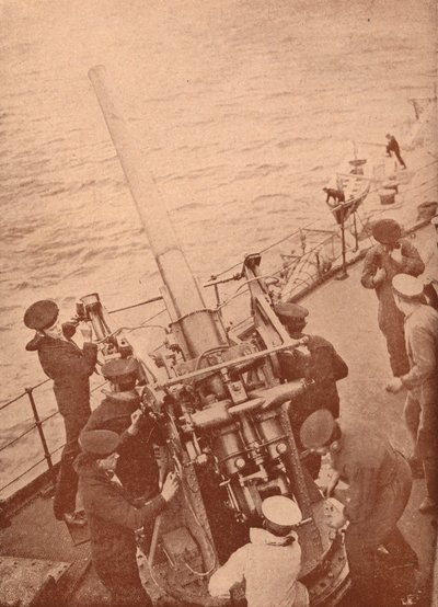 Un cañón antiaéreo en acción en un acorazado británico, c1917 de Unbekannt