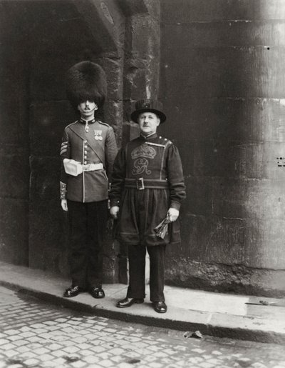Antiguo y Moderno en la Torre de Londres, siglo XX de Unbekannt