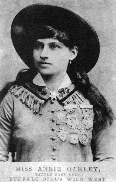 Annie Oakley, tiradora de exhibición estadounidense, finales del siglo XIX, 1954 de Unbekannt