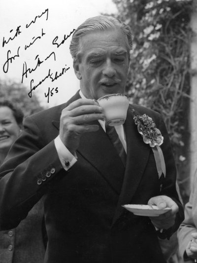 Anthony Eden, político conservador británico, bebiendo una taza de té, 1955 de Unbekannt