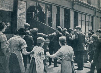 Disturbios anti-alemanes en Londres: Una multitud rompiendo las ventanas de una tienda alemana, c. 1914 de Unbekannt