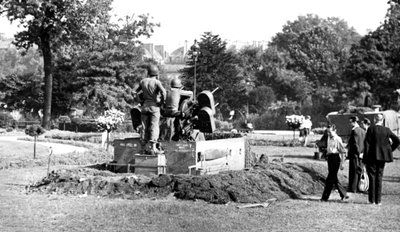 Posición de cañón antiaéreo en el Jardín de las Tullerías, liberación de París, agosto de 1944 de Unbekannt