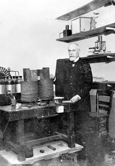 Antoine Becquerel en su laboratorio, c 1890s de Unbekannt