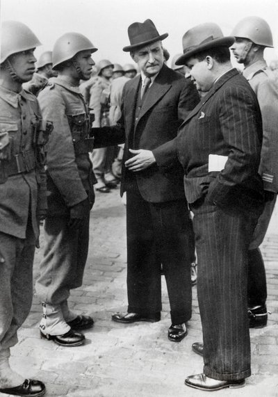 Antonio de Oliveira Salazar (1888-1970), dictador de Portugal de 1932 a 1968, inspecciona las tropas durante una visita a las Azores, 5 de abril de 1941 de Unbekannt