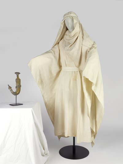 Túnicas árabes y un tocado, conocido como keffiyah, perteneciente a T E Lawrence de Unbekannt