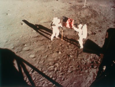 Armstrong y Aldrin despliegan la bandera de EE.UU. en la luna, 1969 de Unbekannt