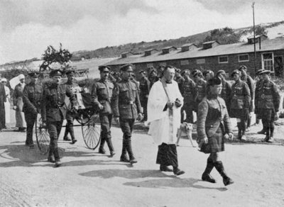 Capellán del ejército oficiando en el funeral de una enfermera muerta en un bombardeo aéreo en la base británica cerca de Etables, 1918 de Unbekannt