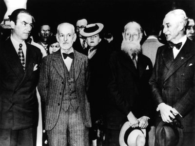 Arno Breker, escultor alemán, en una visita a París, mayo de 1942 de Unbekannt