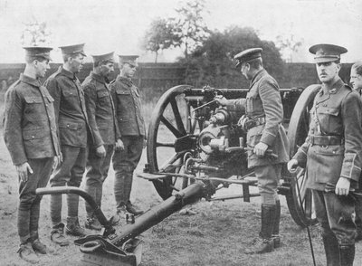 Reclutas de artillería a quienes se les explica el mecanismo de un cañón de 18 libras, 1915 de Unbekannt