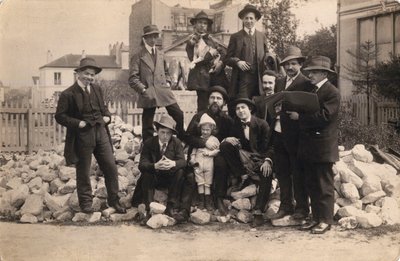 Artistas frente a La Ruche, Montparnasse, 1914 de Unbekannt