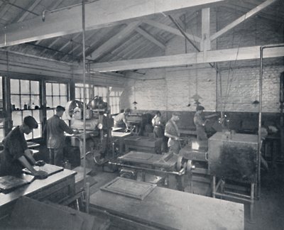Trabajando en la fundición. Haciendo moldes de cera de las páginas, 1917 de Unbekannt