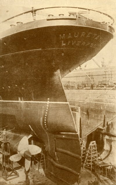 Trabajando en la popa del Mauretania, en dique seco, c1930 de Unbekannt