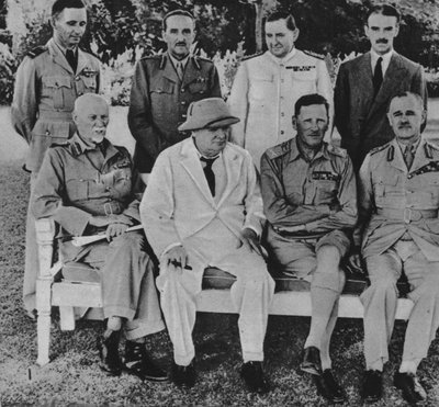 En el frente en Egipto: Sr. Churchill en El Cairo con miembros del Consejo de Guerra del Medio Oriente, 1942 de Unbekannt